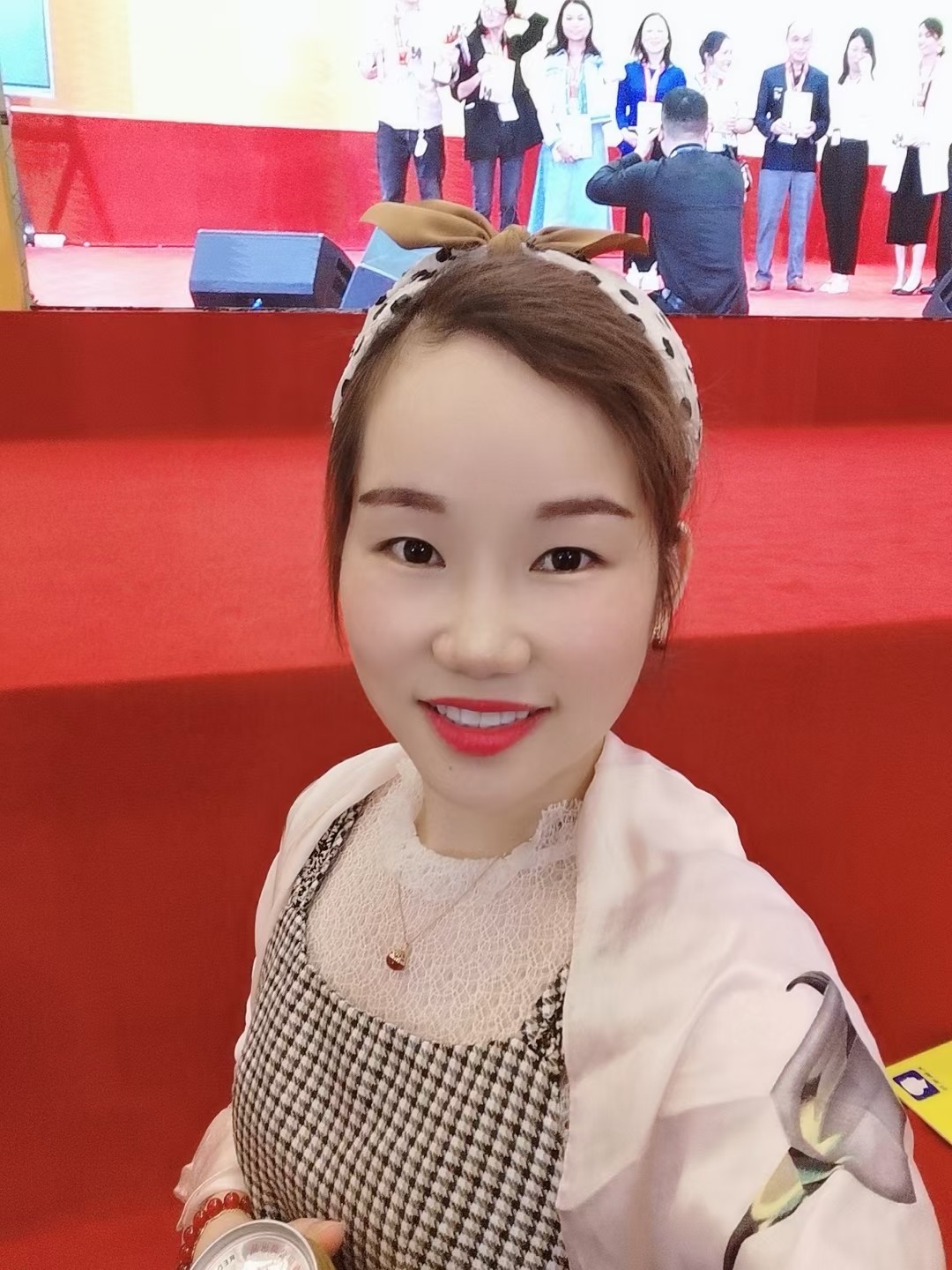 杨婷.jpg